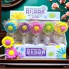 Paletas y Caramelos Duros en Varias Formas de Frutas para que los Niños Compartan Dulces y Den a sus Amigos Regalos Navideños. Puestos en la Puerta de la Escuela