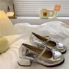Sapatos Mary Jane Franceses Prata com Salto Grosso 2025 Novo Estilo de Verão Sapatos de Boca Rasa para Combinar com Saias Estilo Fada Bico Redondo Sapatos de Couro