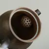 Juego de té de cerámica gruesa vidriada con detalles dorados, que incluye un cuenco con tapa de cerámica, una taza de té, una tetera con asa lateral y una taza de maestro, así como un cuenco para matcha