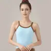 Sujetador deportivo moldeador de alta intensidad de una sola pieza con copa fija, bloques de color y rayas verticales, para correr y yoga