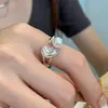 Anillo abierto de perlas de diseño nicho estilo coreano para mujer, nuevo anillo de dedo índice simple y único de moda al por mayor
