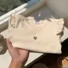 Camiseta básica de manga longa com babados para meninas, nova blusa de algodão para primavera e outono com bordado de coração, blusa interna infantil estilosa e mais grossa
