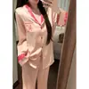 Pijama rosa de seda gelada para mulheres, conjunto de calça comprida e manga longa para primavera e outono, com lapela, renda, cores contrastantes e um design de alta qualidade, de corte solto para loungewear confortável.