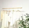 Tienda de ropa alambre de acero madera maciza barra para colgar ropa techo lateral estante de exhibición colgante estante colgante simple de techo ventana estante colgante multicapa