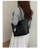 Bolsa de balde grande capacidade com padrão trançado de alta qualidade para mulheres, nova moda 2026 verão super moderna estilosa bolsa de ombro