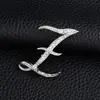 Temperamento de comercio exterior europeo y americano 26 broches de letras inglesas femenina diamante personalidad Joker moda corsage pin masculino accesorios