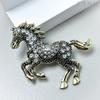 Broche de Caballo de Esmalte Retro de Lujo Ligero de Moda con Pedrería Pin de Accesorio para Ropa Versátil Anti-Exposición