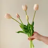 Tulipa Artificial de Borracha Macia de Alta Qualidade com 5 Flores Decoração para Mesa de Sala de Estar Decoração de Arte em Buquê