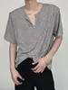 Nueva Camiseta de Manga Corta con Cuello en V para Hombre Verano 2026, Corte Holgado, Estilo Coreano, Diseño de Hebilla Metálica, Top de Color Sólido para Hombres Modernos