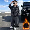 Conjunto de Chaleco de Felpa Plus para Niños Invierno 2026 Nuevo Conjunto de Tres Piezas Grueso Estilo Otoño/Invierno Guapo para Niños Medianos y Mayores Moderno