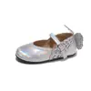 Sapatilhas Borboleta Infantis Fofas e da Moda 2026 Primavera e Outono Novo Estilo Raso Sola Macia Fita Mágica Cor Sólida Sapatos de Couro para Meninas