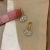 Brincos ovais de estilo coreano, nicho e deslumbrantemente desenhados com strass brilhantes, exalando uma aura refinada e sofisticada, perfeitos para looks versáteis e elegantes