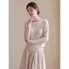 Top de punto relajado de un hombro estilo francés para mujer, manga larga de otoño, adelgazante, agradable para la piel, elegante, único y de nicho para el trabajo