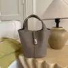 Bolso de Mano Bolso Cesta de Verduras de Piel Suave con Patrón de Lichi para Mujer Bolso Pequeño de Alta Gama para el Trabajo y los Viajes Versátil Bolso Cruzado Tote
