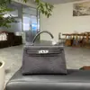 Mini bolso Kelly cosido a mano con hilo encerado de patrón de lagarto, forro de piel de vacuno de plena flor, detalles tachonados a mano de piel de oveja y herrajes de acero completo