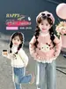 Suéter para niña colección otoño 2026 nuevo estilo cárdigan de punto de otoño para bebé cárdigan de punto para niños patchwork moderno abrigo superior para otoño e invierno
