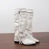 Botas de mujer de estilo nuevo europeo y americano, con punta fina, tacón de aguja, tachuelas metálicas, estilo motero, con hebillas de cinturón y flecos, disponibles en tallas grandes, perfectas para desfiles de moda