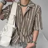 Camisa de Tricô Listrada de Manga Curta para Homem de Verão, Top Soltinho Retro com Lapela de Manga Meia-Manga, Camisa Casual Tendência