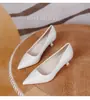 Sapatos femininos de salto alto em couro macio, deslumbrante novo design 2025, bico fino, confortáveis para os pés, salto fino, adequados para saias, sapatos sociais profissionais da moda