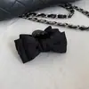 Presilha Pequena de Cabelo com Laço Preto Estilo Francês para Mulheres, Presilha Lateral Versátil, Presilha para Franja, Novo Modelo 2025