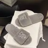 Zapatillas Peludas de Diamante de Marca de Moda para Mujer Otoño/Invierno 2025 Nuevas para el Hogar Brillantes de Diamante Planas Cálidas Deslizables Talla Grande
