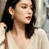 Pendientes de botón geométricos únicos con bloques de color y acabado dorado cepillado, pendientes de diseño de nicho vintage con un ambiente retro y elegante.