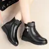 Botas de cuero suave, con algodón engrosado para mujer, forradas para invierno, cálidas, adecuadas para mujeres de mediana edad y mayores, de suela suave, planas, antideslizantes y diseñadas como botines para madres