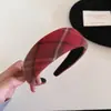 Outono e Inverno High-End Faixa de Cabelo de Esponja com Estampa Xadrez Vermelha de Aba Larga Versátil Retrô Faixa de Cabelo de Alta Pressão Grampo de Cabelo Acessórios de Cabelo