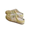 Sapatos de Meio Passo Brancos Respiráveis com Cadarço 2026 Primavera/Verão Novos Versáteis Planos Baixos Casuais Elegantes e Confortáveis