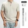 Camiseta Masculina de Malha Waffle Manga Curta Gola Henley Botões Meia Manga Estilo Europeu e Americano de Luxo Leve Roupa Masculina