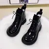 Botas Martin femininas de sola reta, couro macio, nova coleção outono/inverno 2026, design moderno em couro envernizado, botins com zíper duplo, forradas com fleece para aquecimento, botas femininas de algodão