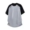 Marca Americana de Moda de Rua Cor Color Block Preto e Vermelho Camiseta de Manga Curta para Homens, Design Casual Versátil Estiloso com Ombros Acolchoados