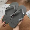 Nuevas chanclas casuales simples de playa para hombre, chanclas planas antideslizantes de color liso para estudiante, venta al por mayor de verano para mujer