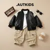Conjunto de Couro Masculino com Blocos de Cor de Outono Conjunto de Duas Peças Tendência: Jaqueta de Couro PU em Cores Contrastantes e Calça de Sarja de Corte Reto para Crianças