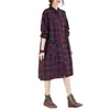 Colección de otoño 2026: nuevo vestido midi a cuadros de estilo coreano, corte holgado, con cuello, bolsillos y mangas largas, diseñado como un vestido camisero para mujer