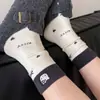 Calcetines de lana y cachemira para mujer, otoño e invierno, bordado lindo de gato de dibujos animados, calcetines de media pantorrilla con lazos, calcetines holgados cálidos y que bloquean la temperatura