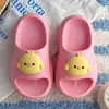 Novas pantufas infantis de EVA para interior para o verão, com sola macia, antiderrapantes, adequadas para uso em casa, para meninos e meninas, chinelos de banho para bebê, atacado
