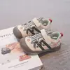 Zapatos Deportivos de Exterior para Niños 2026 Verano Nuevo Estilo Niños y Niñas Suela Suave Sentido del Diseño Superficie de Malla Simple Transpirables Sandalias de Playa