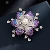 Broche de flor de cristal de lujo de alta gama ambiente de moda otoño e invierno ramillete para ropa pines pequeños delicados de alta gama para mujer