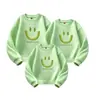Atacado de moletons de alta qualidade, novos estilos, com rostos sorridentes grandes e coloridos, adequados para famílias de três ou quatro pessoas, perfeitos para eventos escolares e como uniformes de classe da moda.