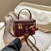 Bolsa de Mão Pequena Moda Retrô para Mulheres Inverno 2026 Novo Estilo Bolsa de Balde Pequena Texturizada Bolsa Simples de Ombro Transversal para Mulheres
