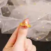 Anillo Mariposa Flor Estilo Étnico de Moda, Elegante Oro de Arena Vietnamita Incrustado con Corona de Circonita Anillo Hueco para Dedo Índice Suministro de Joyería