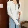 Camiseta blanca de manga larga con capucha para mujer para otoño e invierno, nuevo diseño versátil de nicho 2026, top de capa base