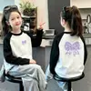 Outono/Inverno 2026 Nova Camiseta Térmica de Fleece para Meninas com Gola Redonda, Bloco de Cores, Manga Longa, Camada Base, Roupa Térmica Infantil Estilosa