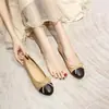 Sapatos de salto únicos femininos elegantes de temperamento, estilo retrô moderno de Hong Kong, finos, da moda, casuais, estilo quente, modernos, 2026