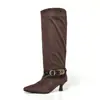 Em estoque fornecimento direto Botas Empilhadas com Fivela Femininas Bico Fino Salto Agulha Botas Plissadas Botas de Cano Médio Outono Inverno Versátil Botas Femininas
