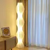 Lámpara de pie Tiki Lámpara de sala de estar Nórdica Dormitorio Mesa lateral de sofá Lámpara de ambiente Estilo crema Celebridad de Internet Ins Lámpara de mesa de pie