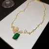 Ornamento de Flor Borboleta Esmeralda! Colar com Pingente de Flor de Zircônia Quadrada, Corrente de Clavícula de Luxo Leve de Alta Qualidade, Colar Estilo Palácio Francês para Mulheres