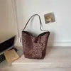 Bolso tote de estampado de leopardo para mujer, bolso de hombro de gran capacidad, moderno y versátil para ir al trabajo, estilo otoño e invierno para estudiantes y chicas