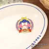 Estilo Universitario Sanrio Nueva Insignia de Metal Lindo Dibujo Animado Kuromi Perro Canela Broche Joyería de Estudiante Colgante